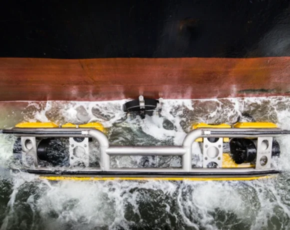 Sustainable hull cleaning for Singapore with HullWiper and Unidive Subsea